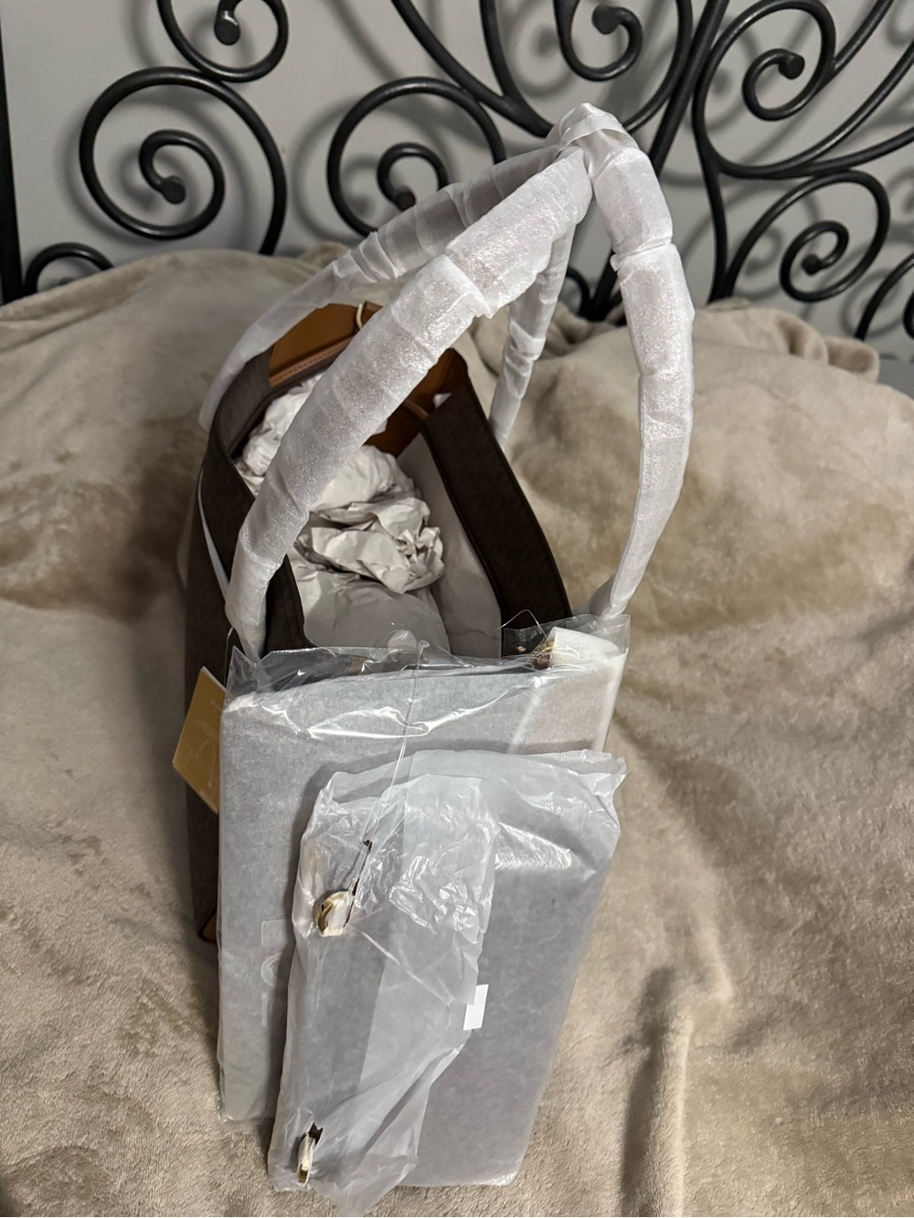 NWT Michael Kors Maisie 3-in-1 tote bag, with snap pouch & small zip crossbody. - Picture 9 of 12